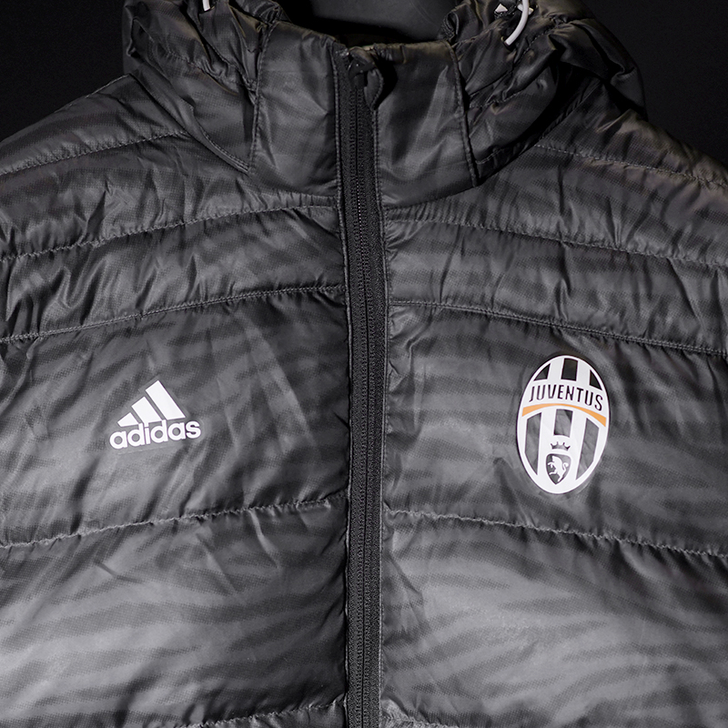 Giacca a vento con cappuccio Adidas ufficiale Juventus. Taglia M, veste L