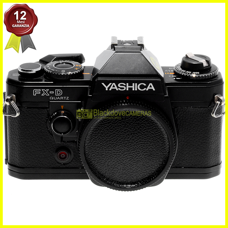 Yashica FX-D Quartz. Fotocamera reflex a pellicola. Macchina fotografica.